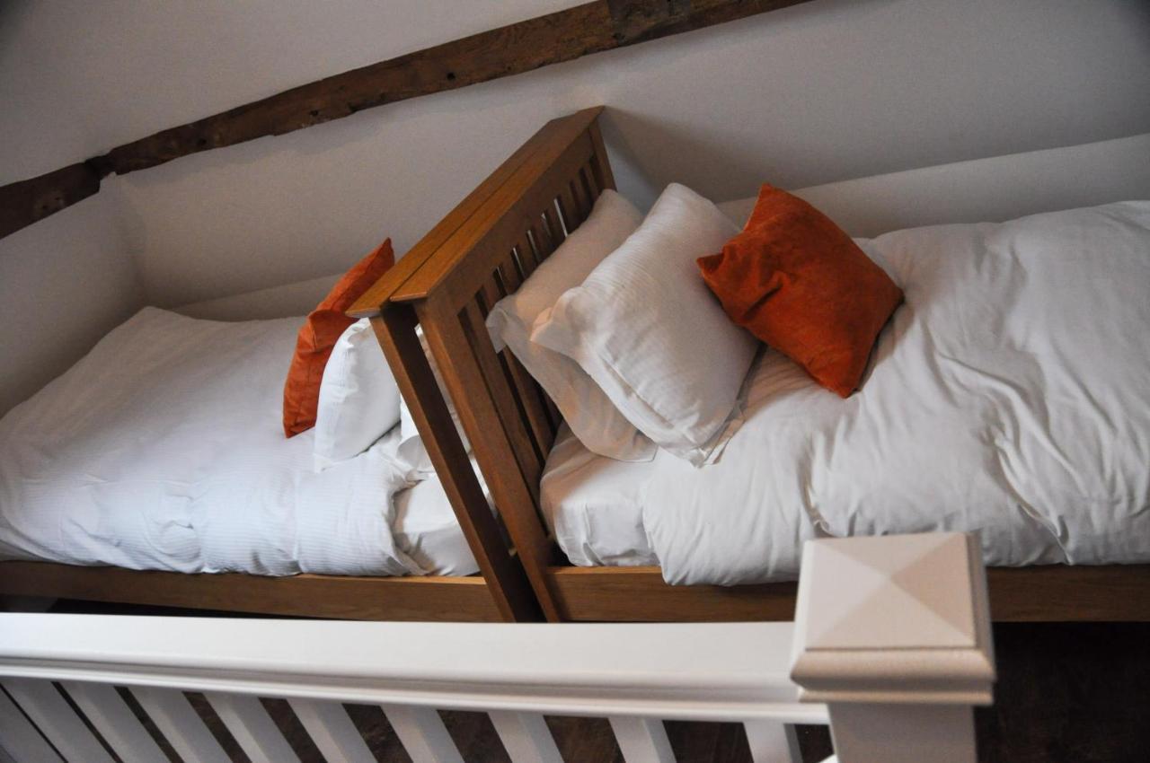 Upstairs At 33 - Self Check In Boutique Accommodation In Worcester Centre Bagian luar foto