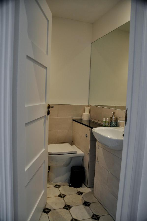 Upstairs At 33 - Self Check In Boutique Accommodation In Worcester Centre Bagian luar foto